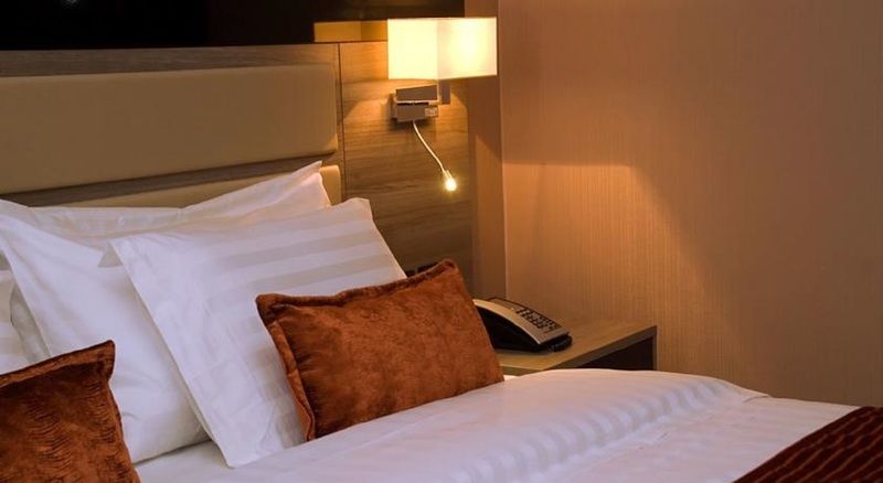 Mira Waterfront 3*