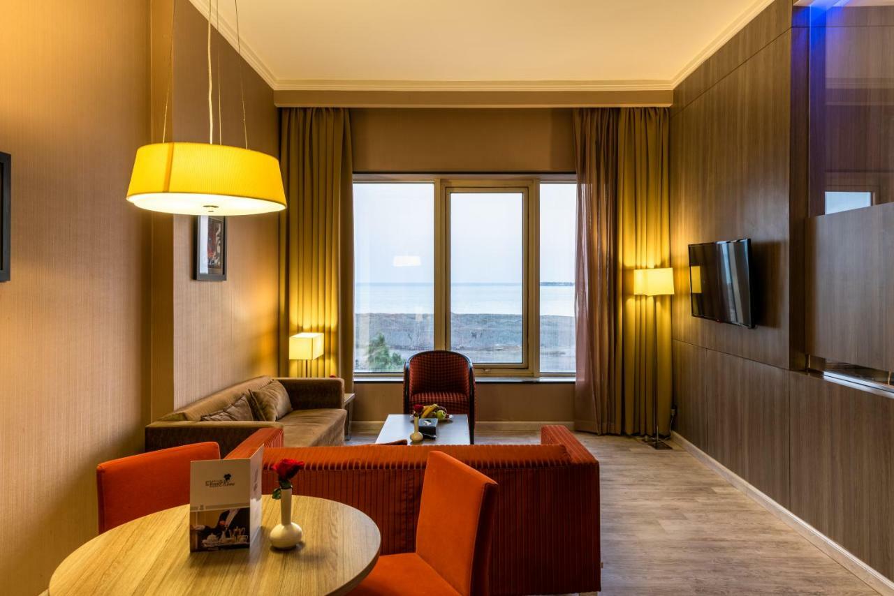 Mira Waterfront 3*